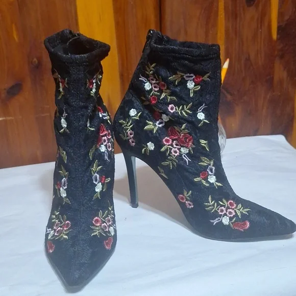 Besty Johnson Ankle Boots - Picture 3 of 15
